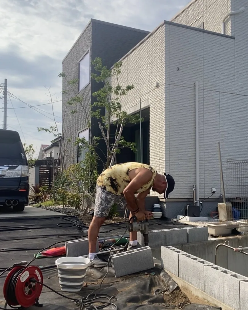 ブロック塀に穴を開ける