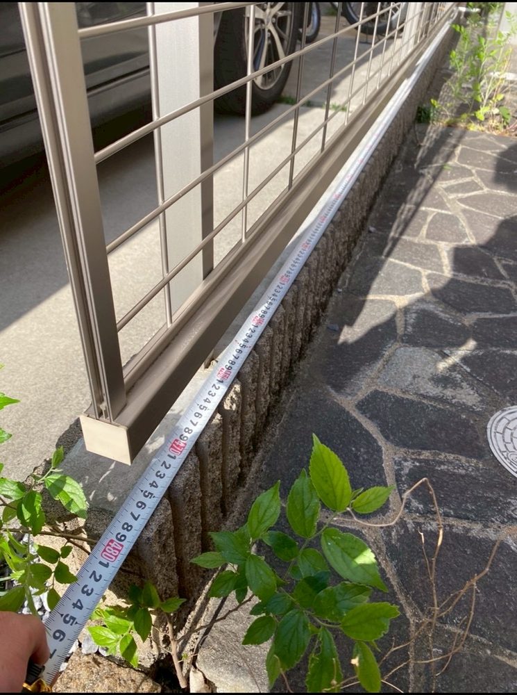 フェンスの寸法をはかる